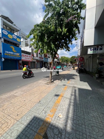 Bán nhà mặt tiền ngang 12m x 25m Cách Mạng Tháng Tám, chưa tới 90 tỷ